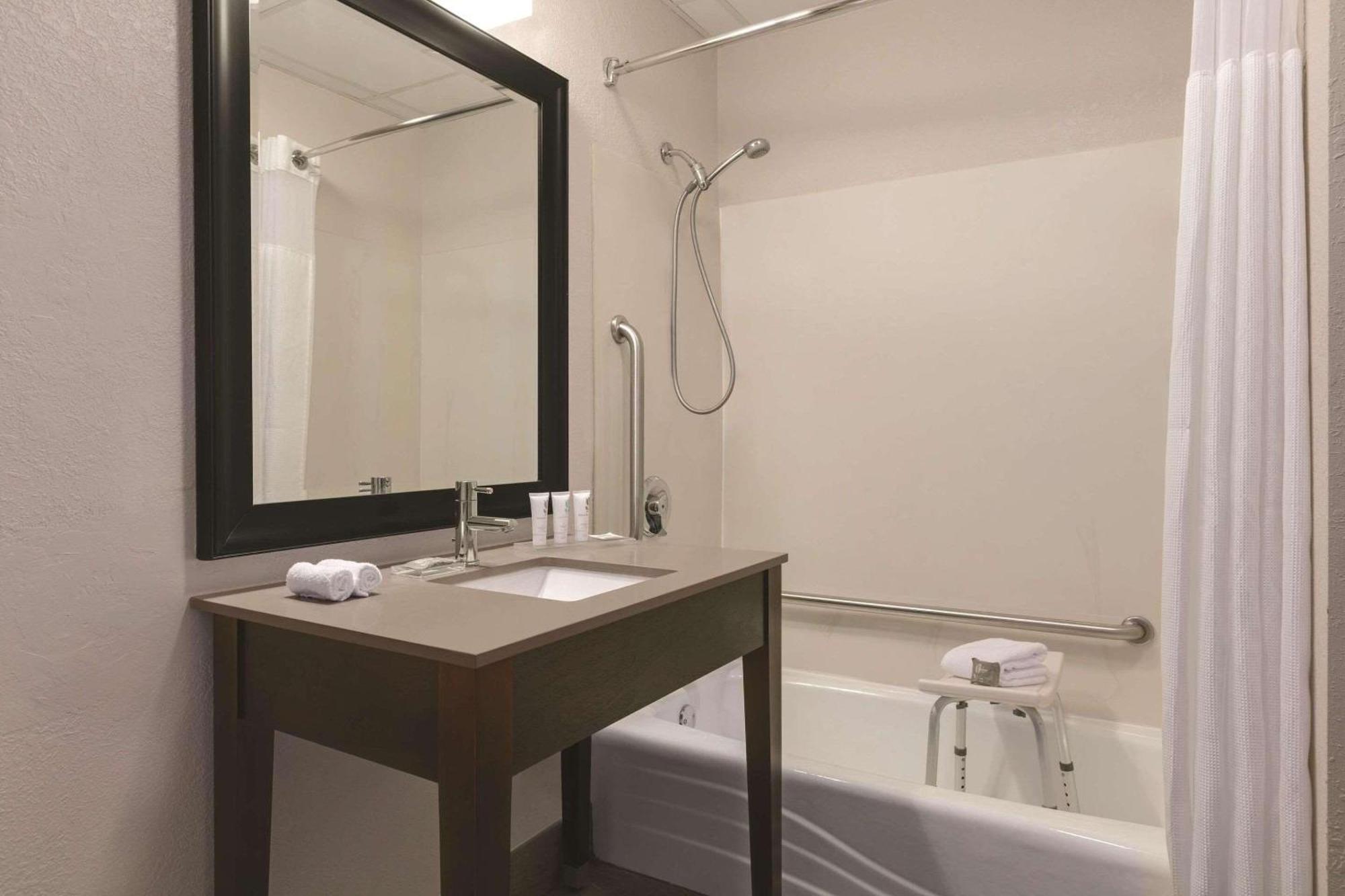 Country Inn & Suites By Radisson, Port Clinton, Oh Buitenkant foto