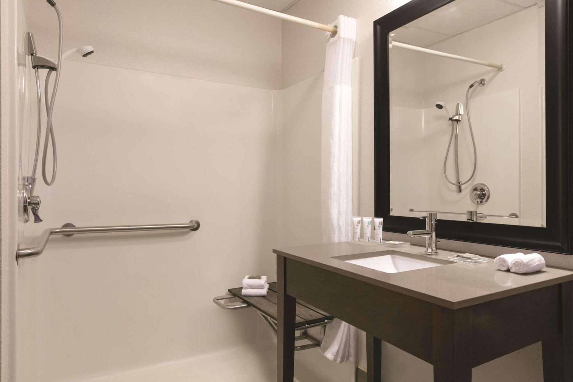 Country Inn & Suites By Radisson, Port Clinton, Oh Buitenkant foto